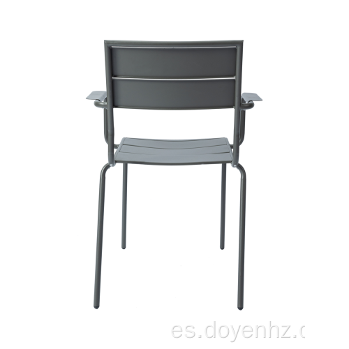 Sillón de listones de metal para exteriores con reposabrazos